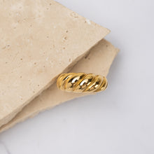 Load image into Gallery viewer, Shannon 18k gold plated twist rope ring