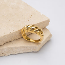Load image into Gallery viewer, Shannon 18k gold plated twist rope ring