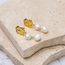 Load image into Gallery viewer, Amari 14k gold plated vermeil pearl earrings - Short
